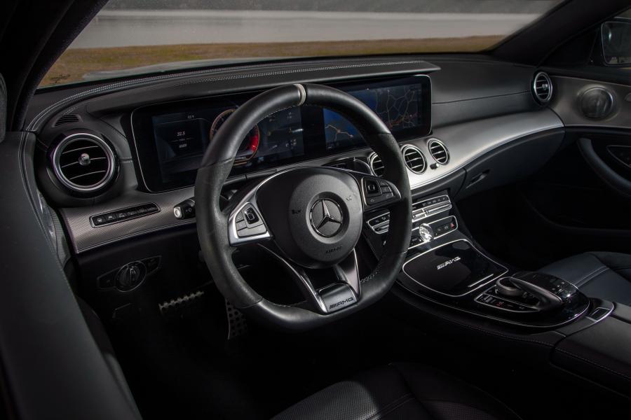 Панель приборов Mercedes-AMG E63 S 4Matic+ (W213) 2017 года  (NA) (фото 38 из 40)